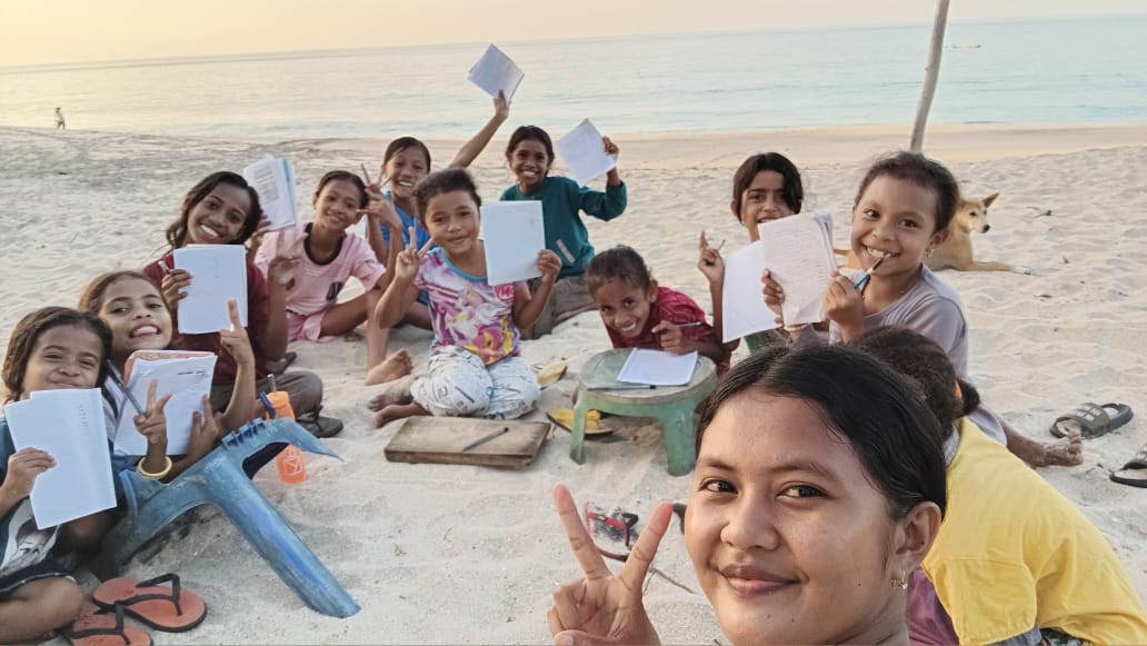 Kegiatan Literasi Bahasa Inggris Akhir Pekan Di Pantai Mingar